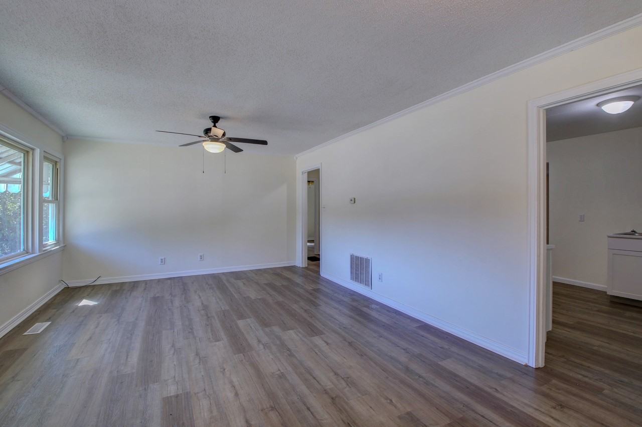 4515 Division St - Photo 3 of 20