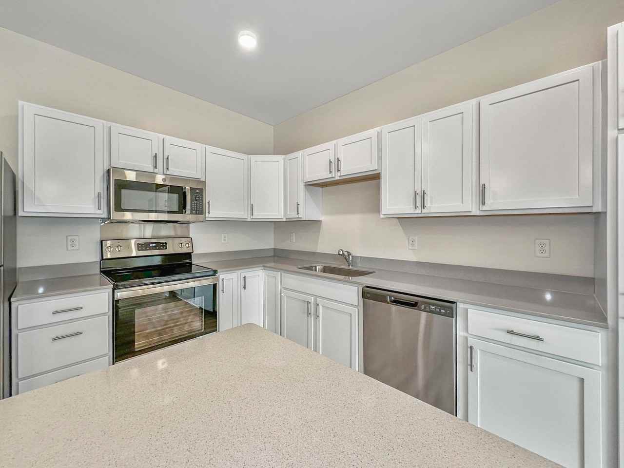 Stratford Pointe - Photo 7 of 111