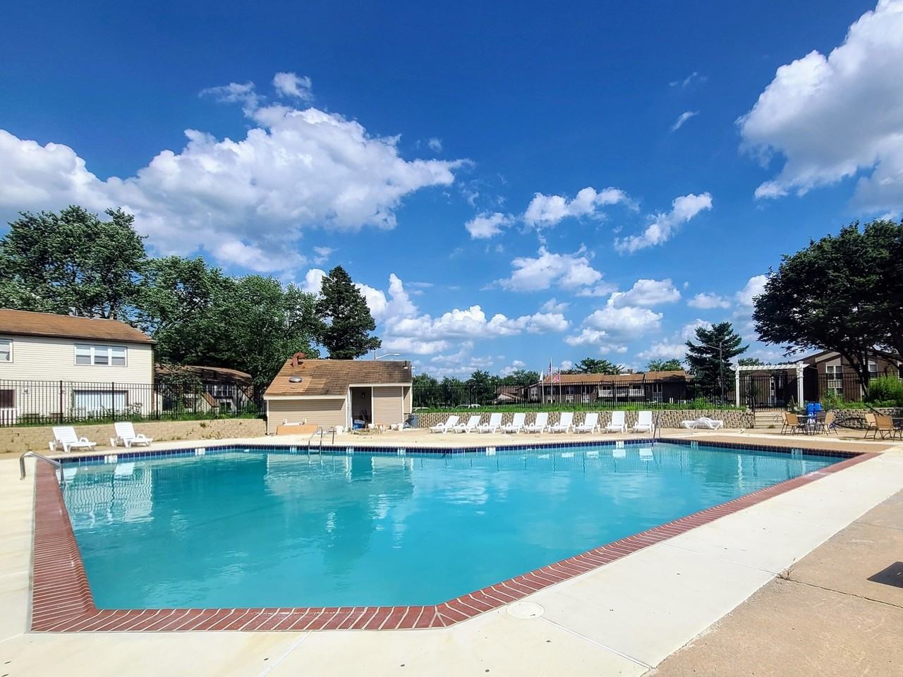 Edgewater Manor - Photo 4 of 29