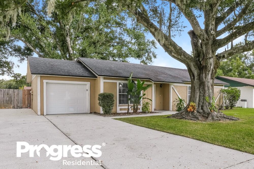 634 Hemlock Ln - Photo 3 of 16