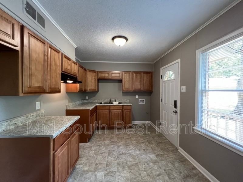 3520 Hallbrook St - Photo 3 of 8