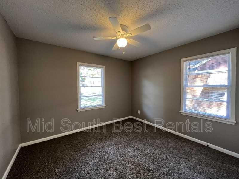 3520 Hallbrook St - Photo 6 of 8