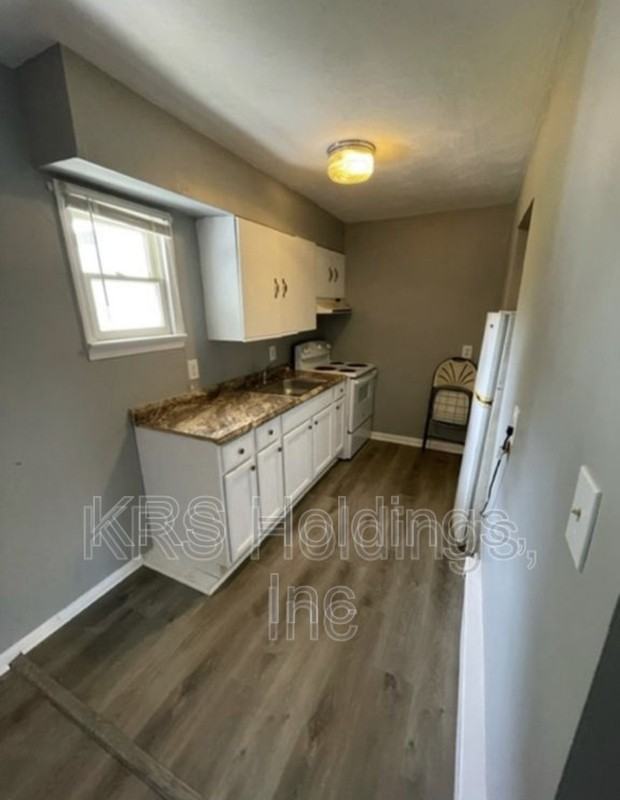 104 St #B - Photo 3 of 9