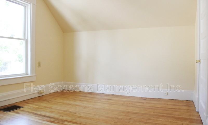 202 Pine St - Photo 5 of 13