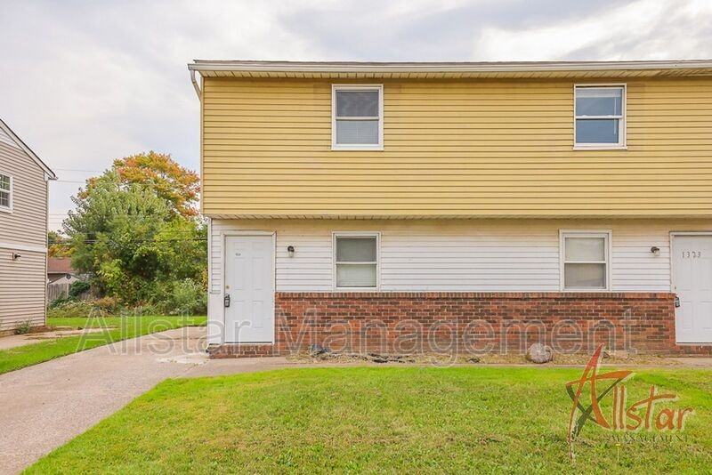 1321 Massachusetts Ave - Photo 5 of 32