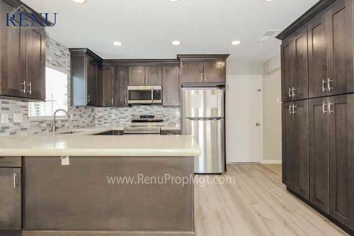 6808 S 41st St - Photo 3 of 17