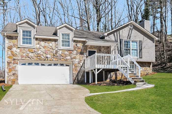 8715 Lakeview Cir - Photo 2 of 16