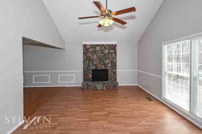 8715 Lakeview Cir - Photo 3 of 16