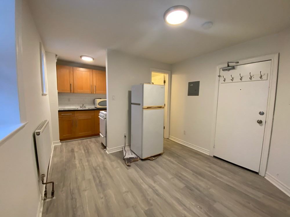 496 Montrose Ave, Toronto, ON M6G 3H1 Studio Apartment for Rent