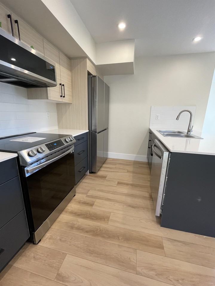 8715 110 St Nw #1A - Photo 2 of 16