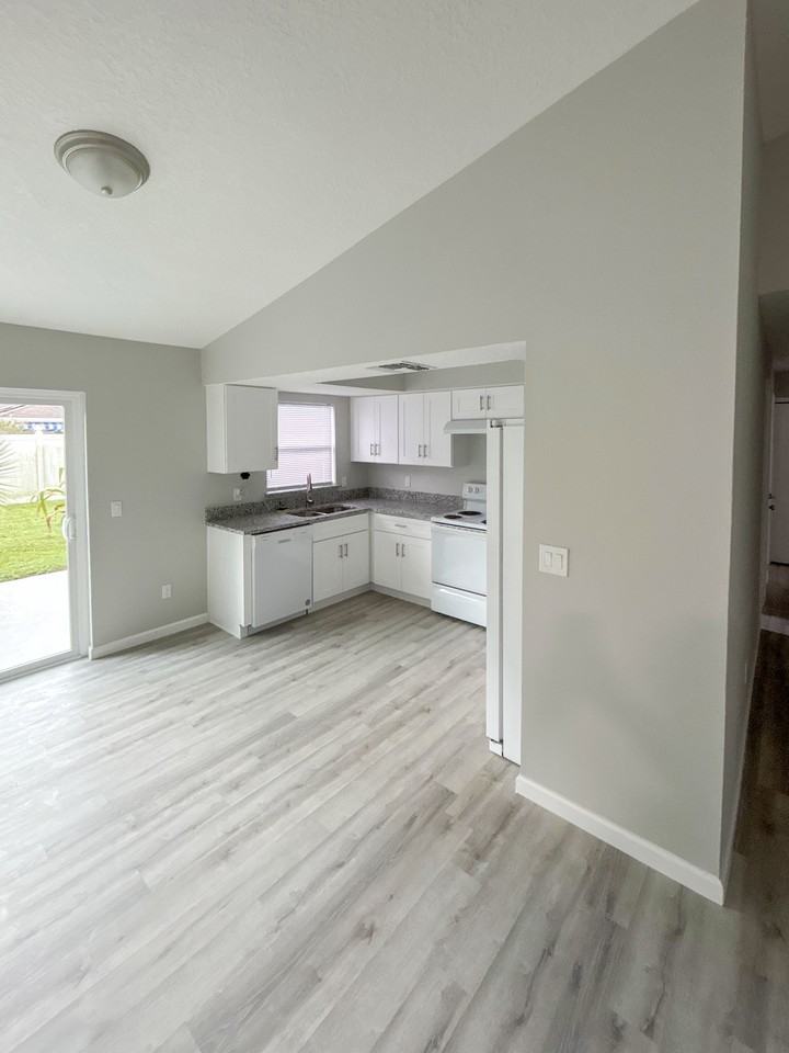 Aspenwood Cir - Photo 3 of 10