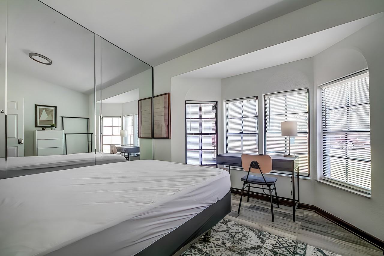 Port Ct - Photo 5 of 8