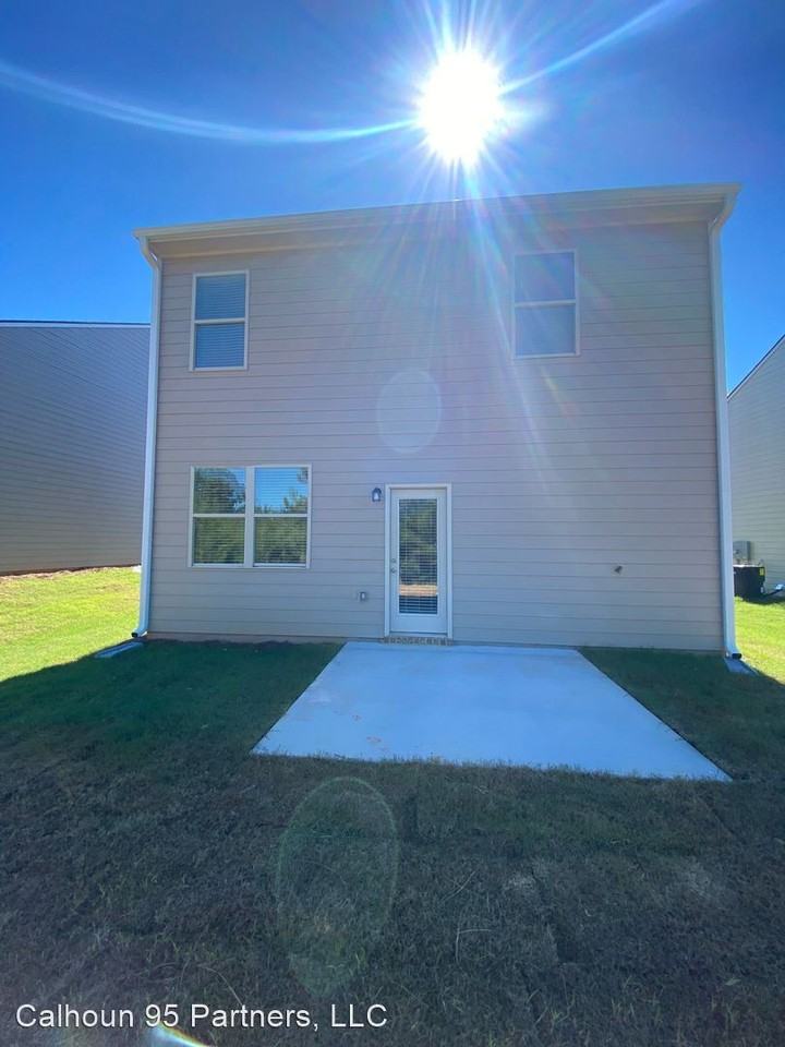 221 Harrison Dr - Photo 3 of 11