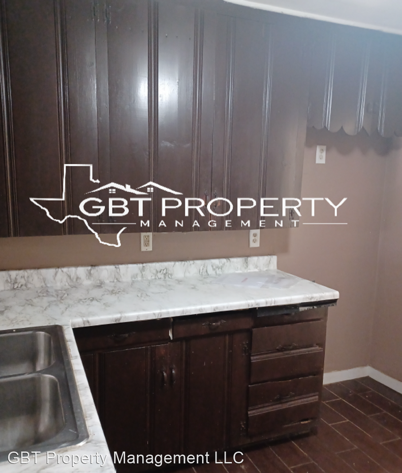 205 - 207 Davis St. - Photo 2 of 7