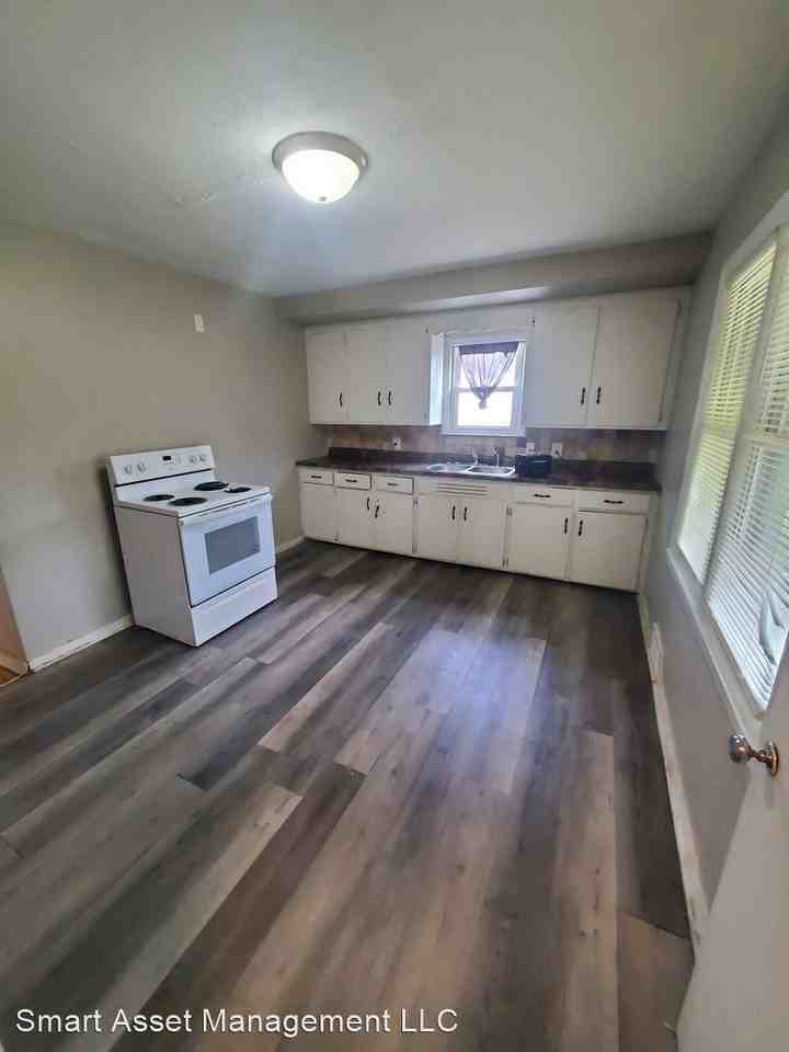 4260 N 36th St - Photo 2 of 9