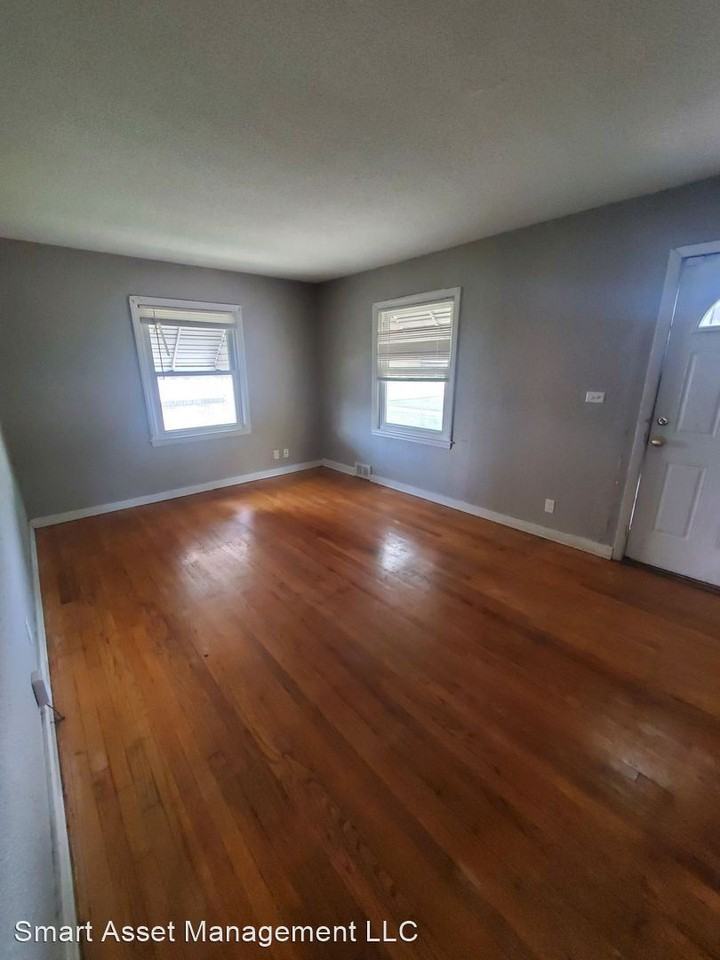 4260 N 36th St - Photo 3 of 9