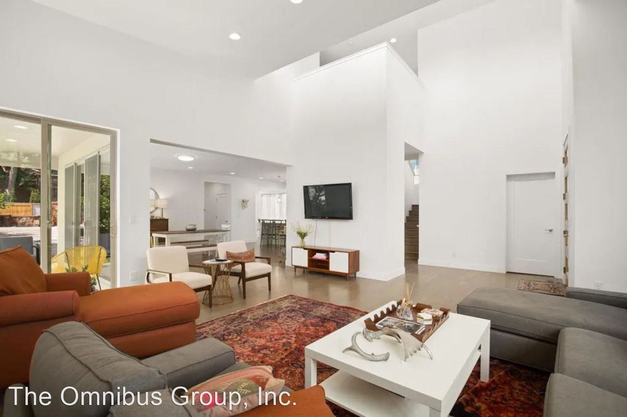 717 17th St - Photo 3 of 9