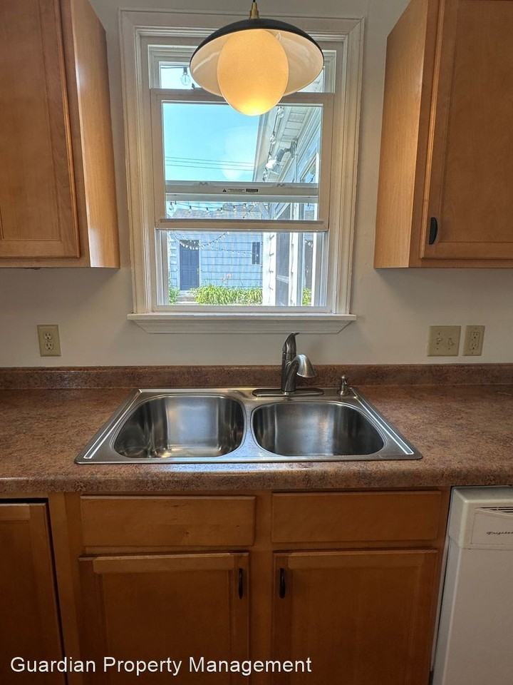 5652 Irving Ave S - Photo 3 of 22