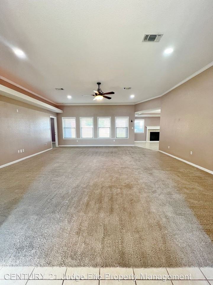 622 Parker Ln - Photo 2 of 11