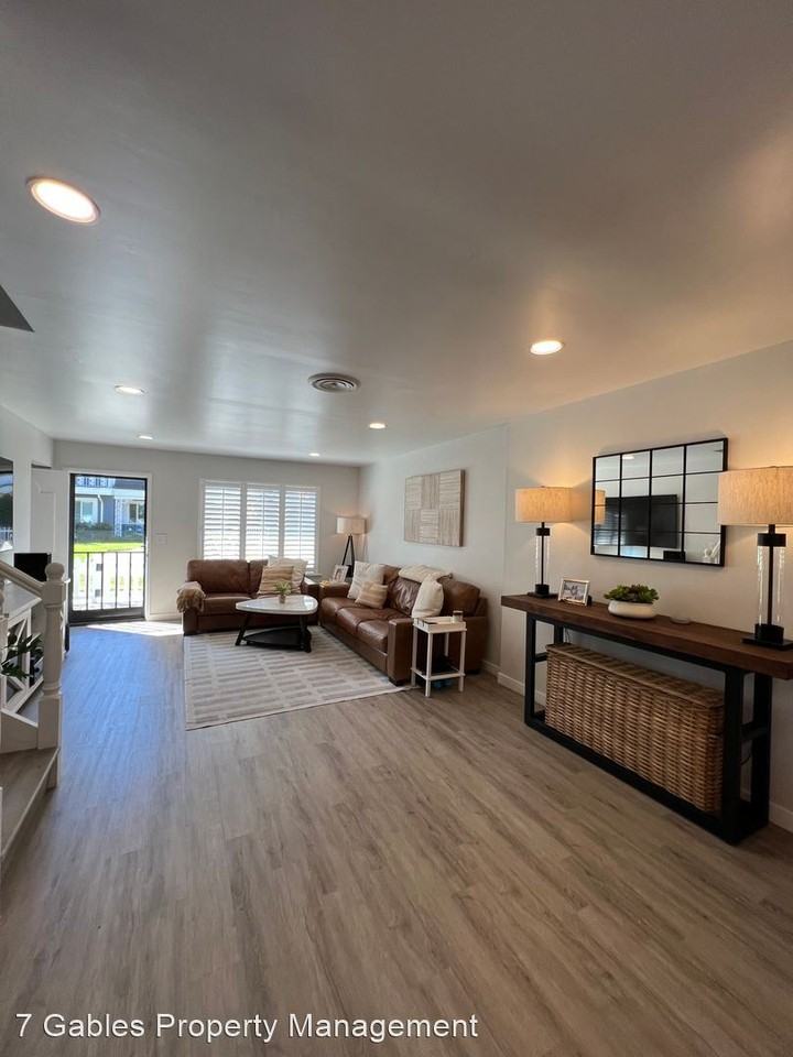 111 Danbury Ln - Photo 2 of 13