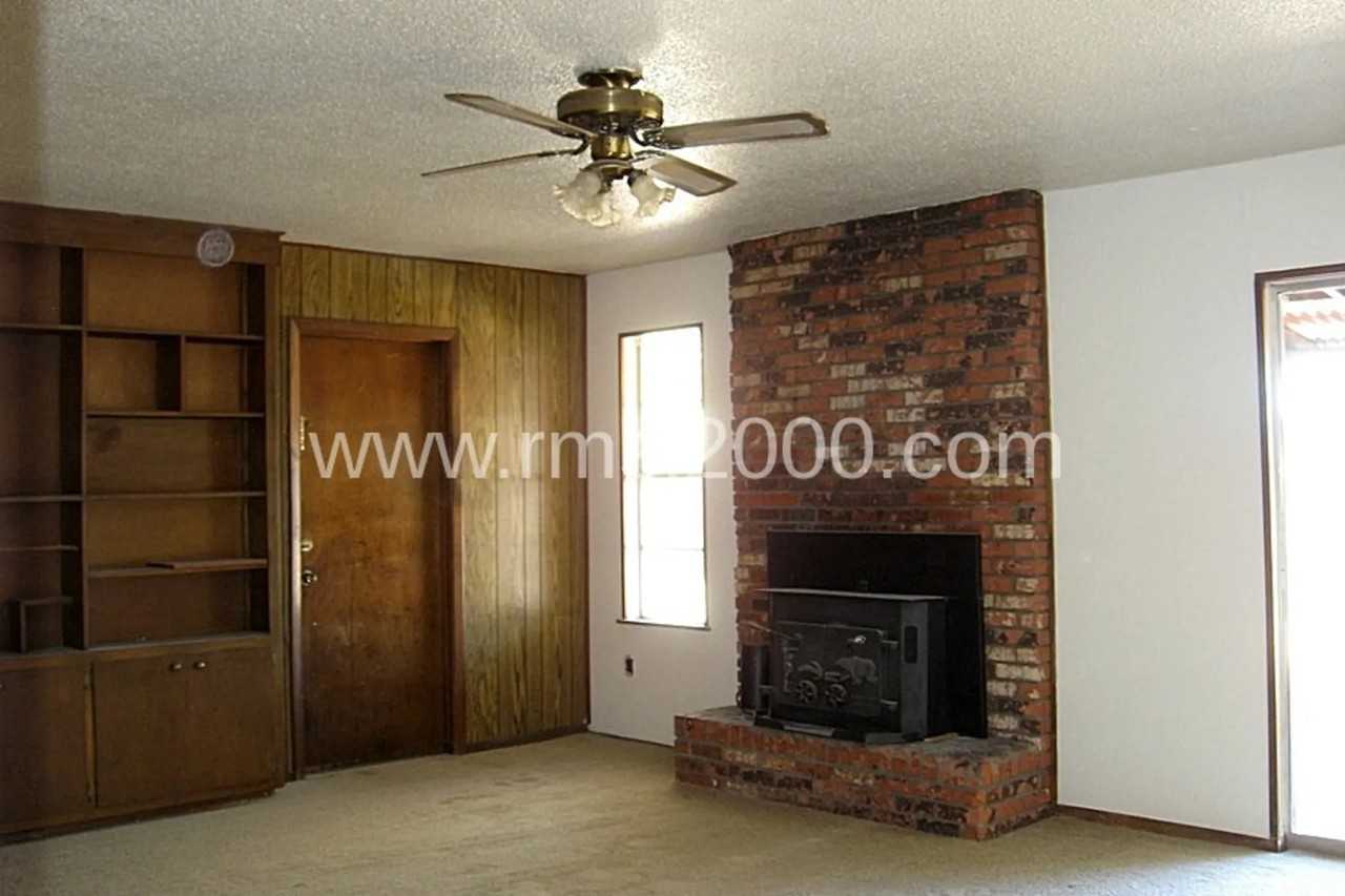 12817 Roma Ave Ne - Photo 2 of 6