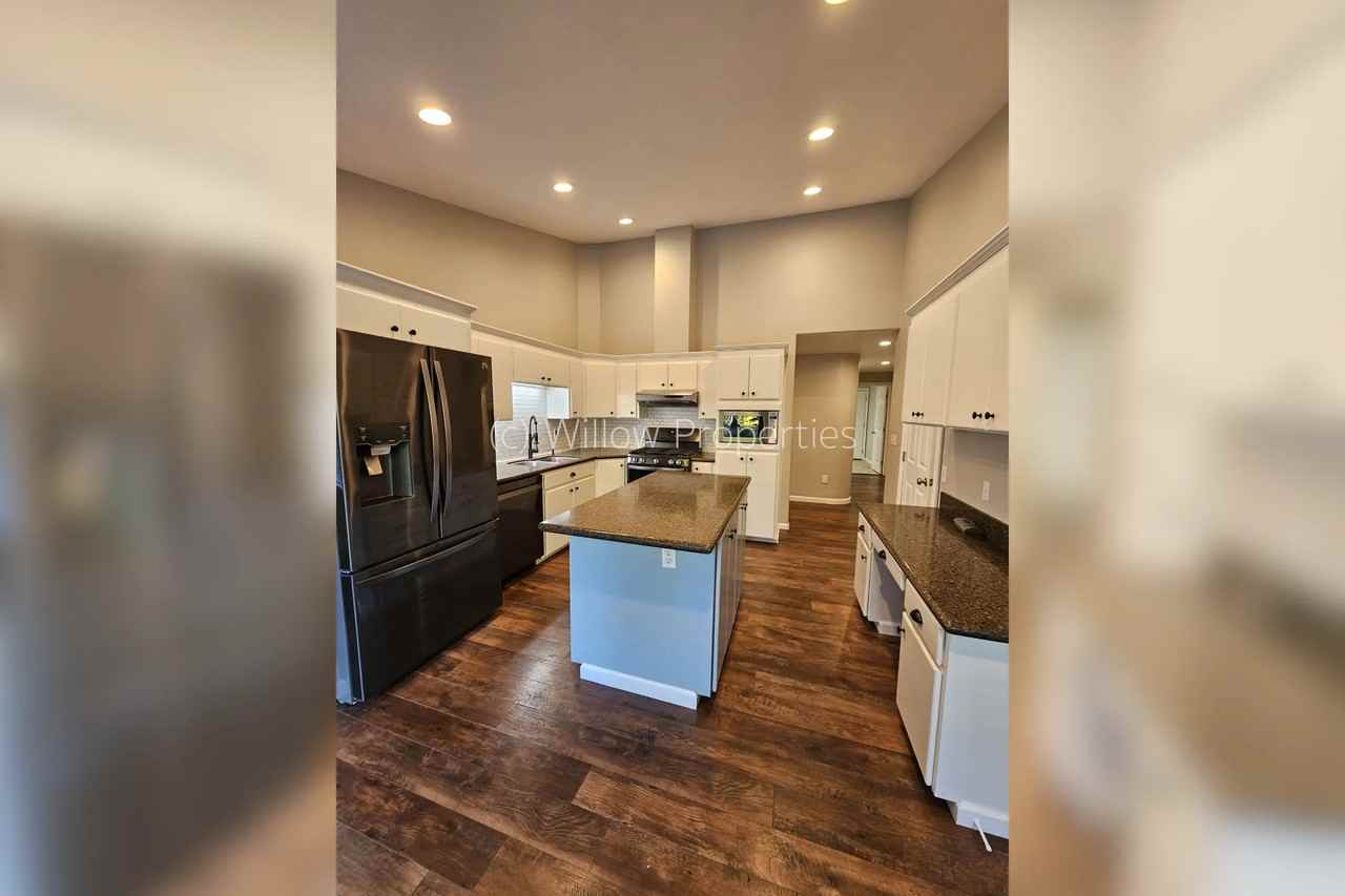 3410 Vista Pl W - Photo 2 of 10