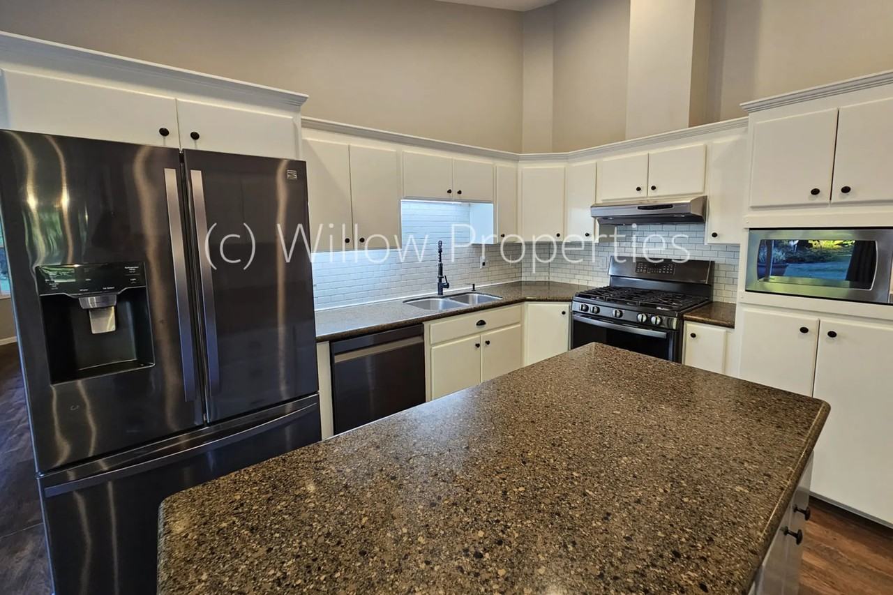 3410 Vista Pl W - Photo 3 of 10