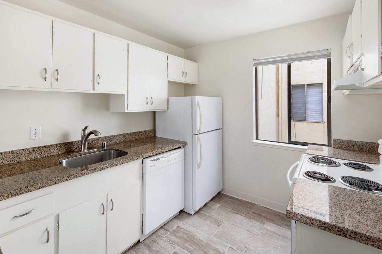 1521 Oak St - Photo 2 of 16