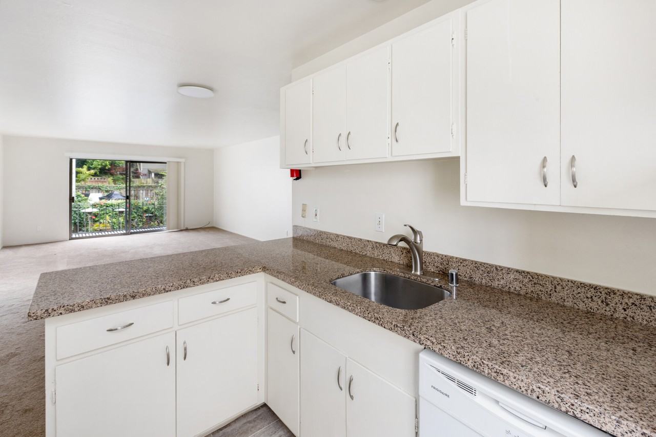 1521 Oak St - Photo 3 of 16