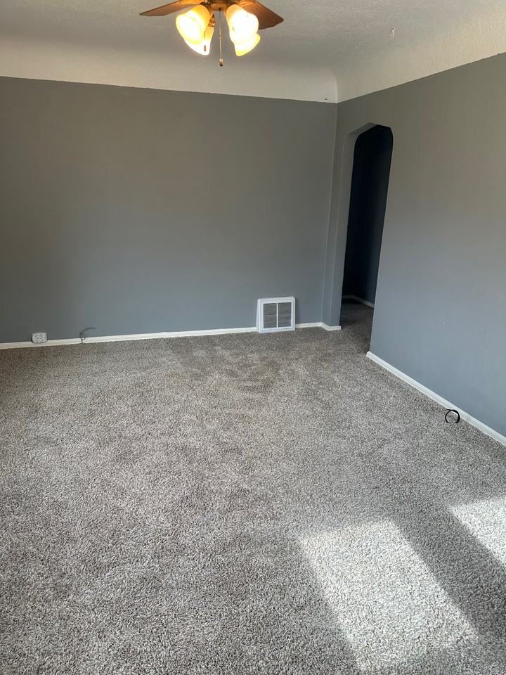 527 N Clark St - Photo 2 of 10