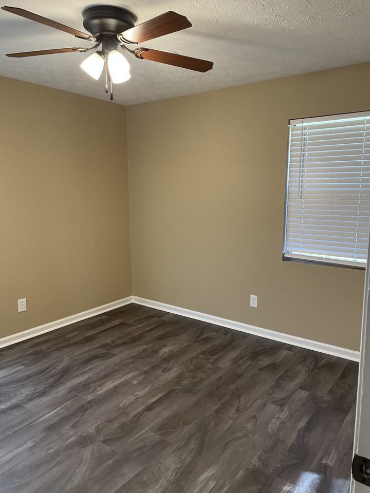 1045 Vineyard Rd - Photo 2 of 5