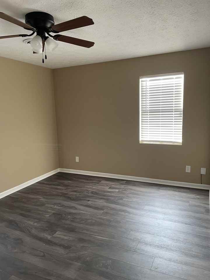 1045 Vineyard Rd - Photo 3 of 5