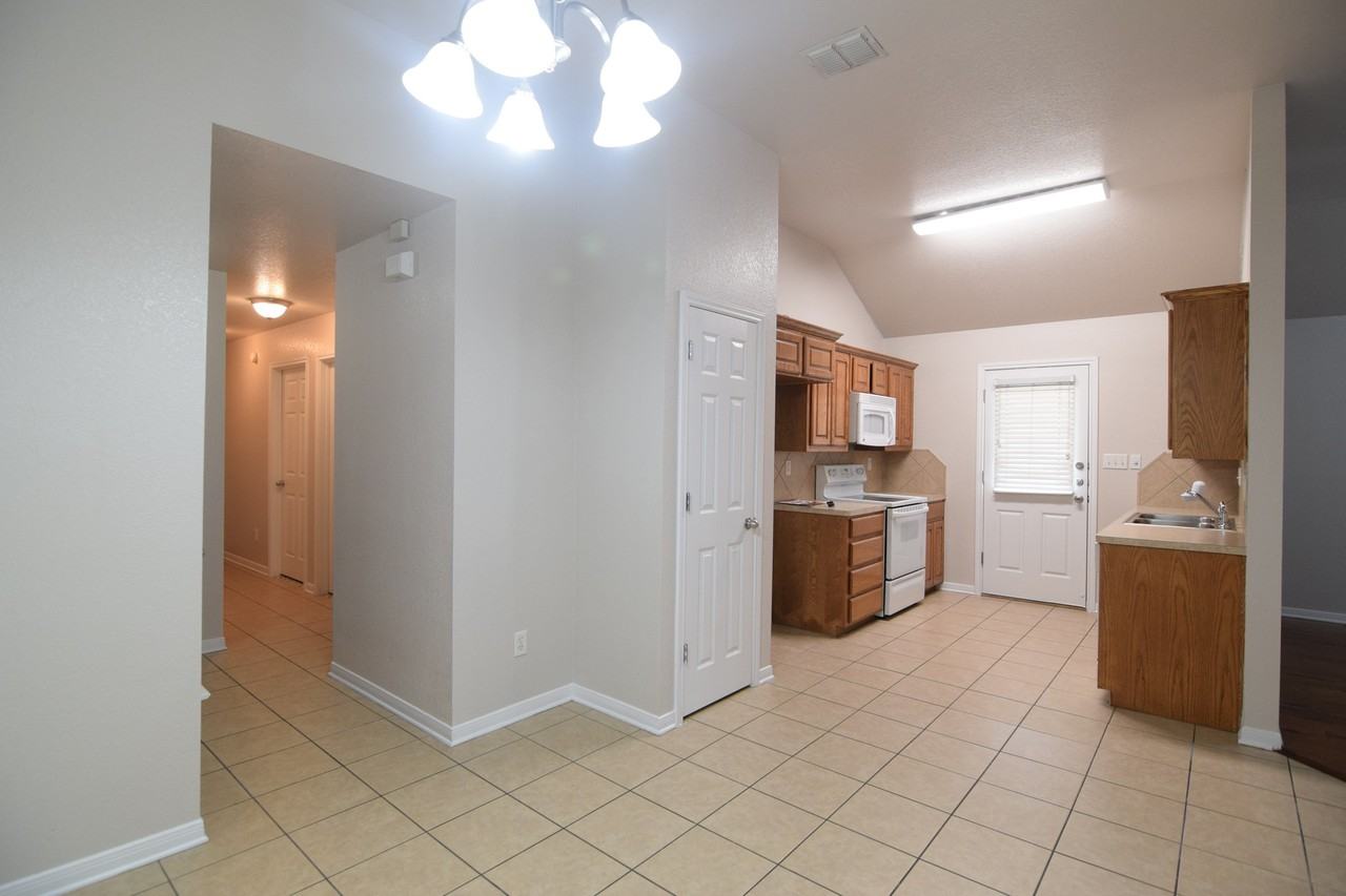 712 Olaf Dr - Photo 3 of 19