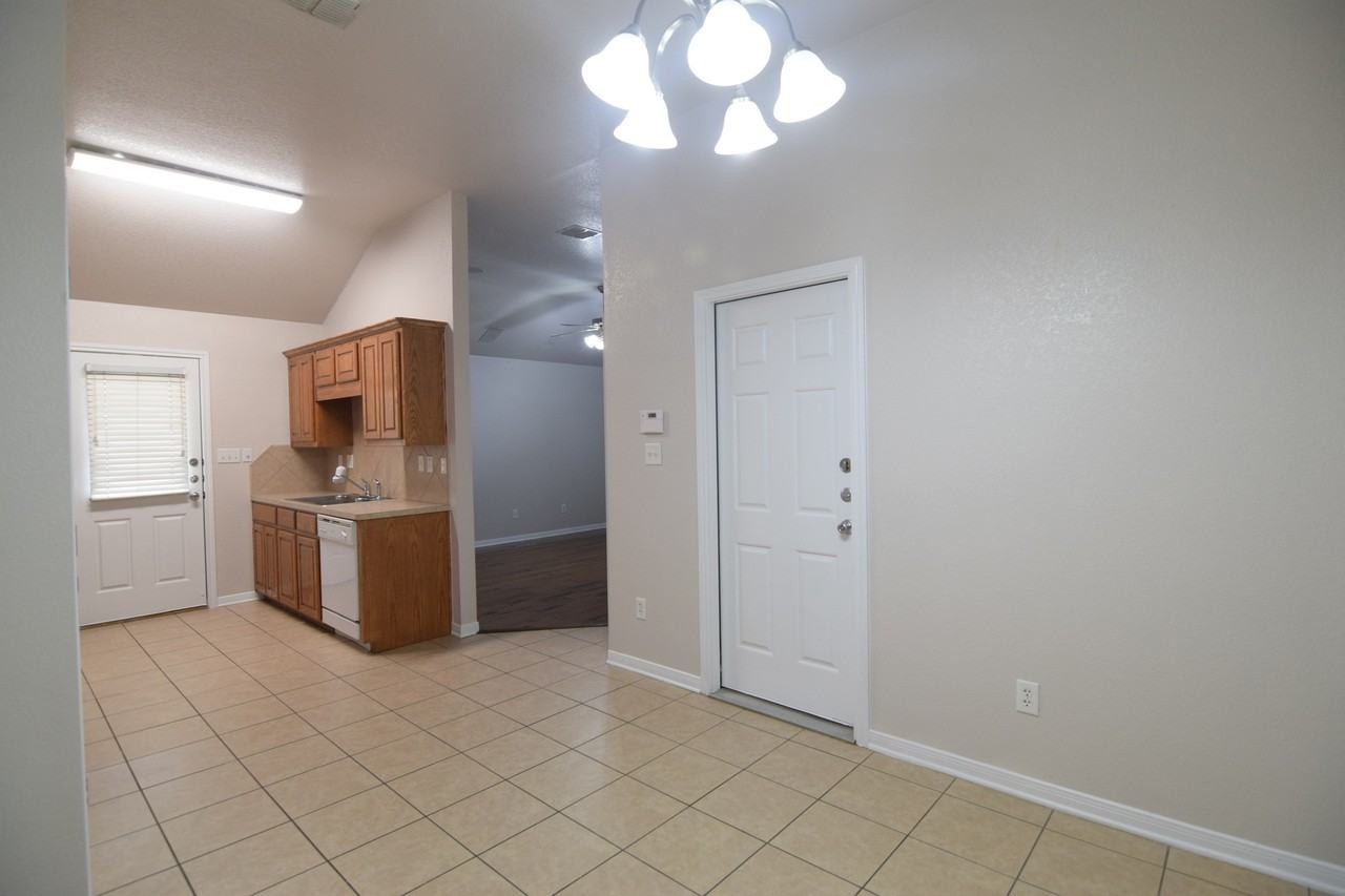 712 Olaf Dr - Photo 4 of 19