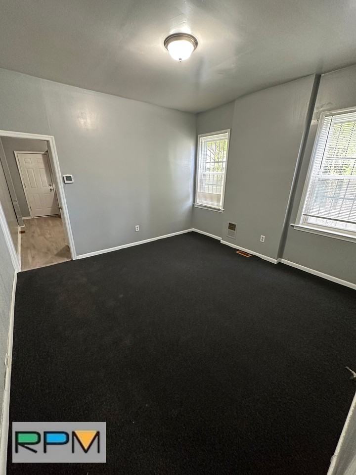 1806 N Longwood St - Photo 3 of 10