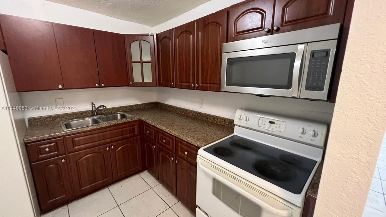 15205 15205 Northeast 6th AvenueApt D103 #D103 - Photo 3 of 12