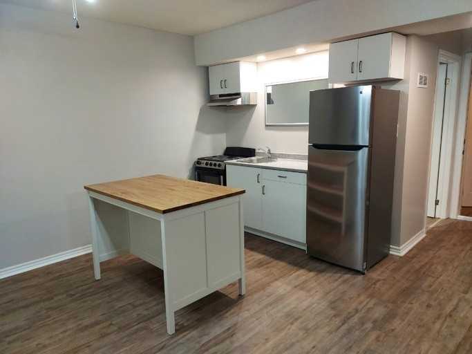 986 Killarney Cres - Photo 2 of 8