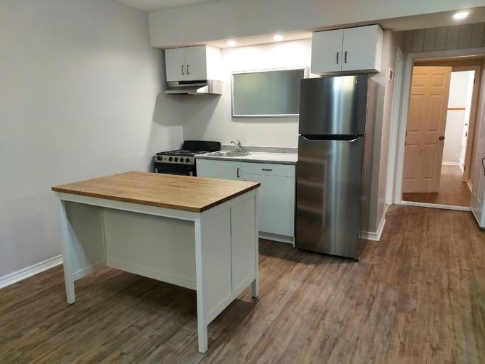 986 Killarney Cres - Photo 3 of 8