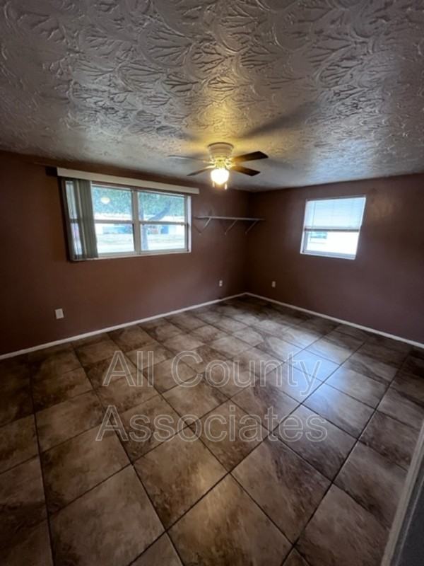 5404 Dawn Ln - Photo 3 of 12