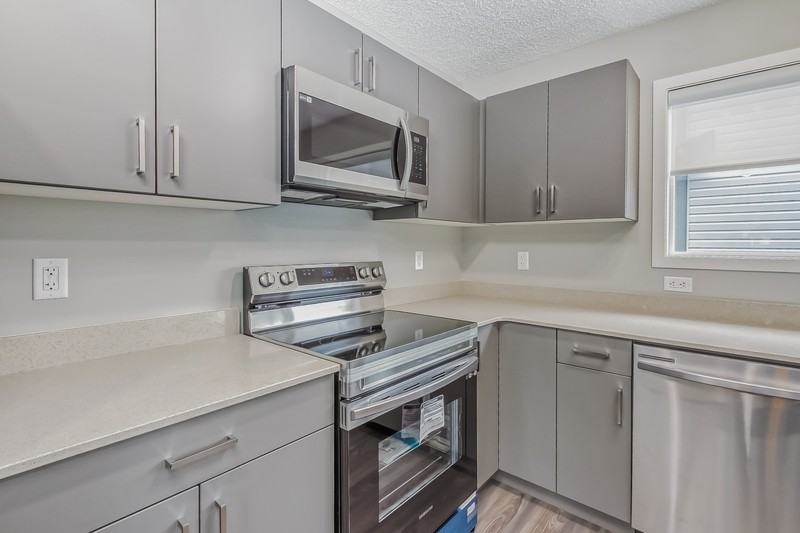 15675 18 Ave Sw - Photo 3 of 29