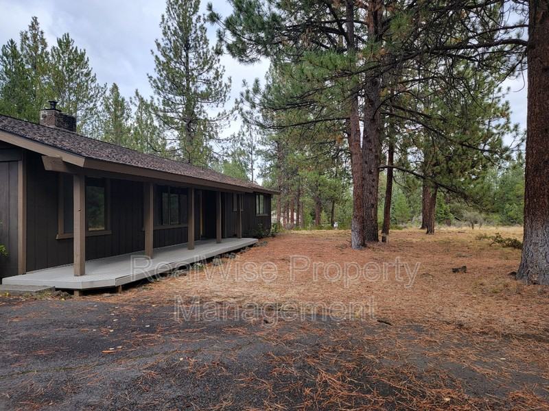 60205 Ridgeview Dr E - Photo 2 of 30