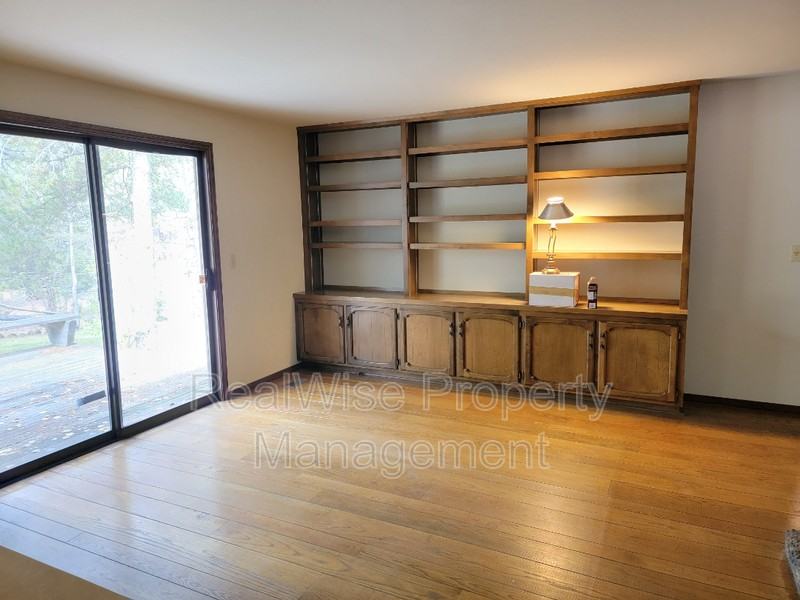 60205 Ridgeview Dr E - Photo 3 of 30