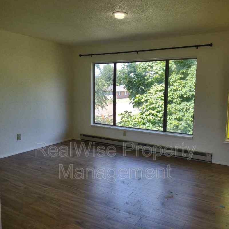 245 Nw Rose St - Photo 2 of 11