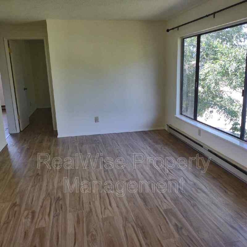 245 Nw Rose St - Photo 3 of 11