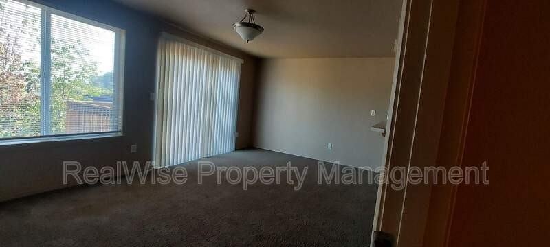 5707 Ne 135th Ave - Photo 2 of 19