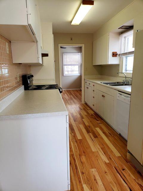 623 Avenue E - Photo 3 of 7