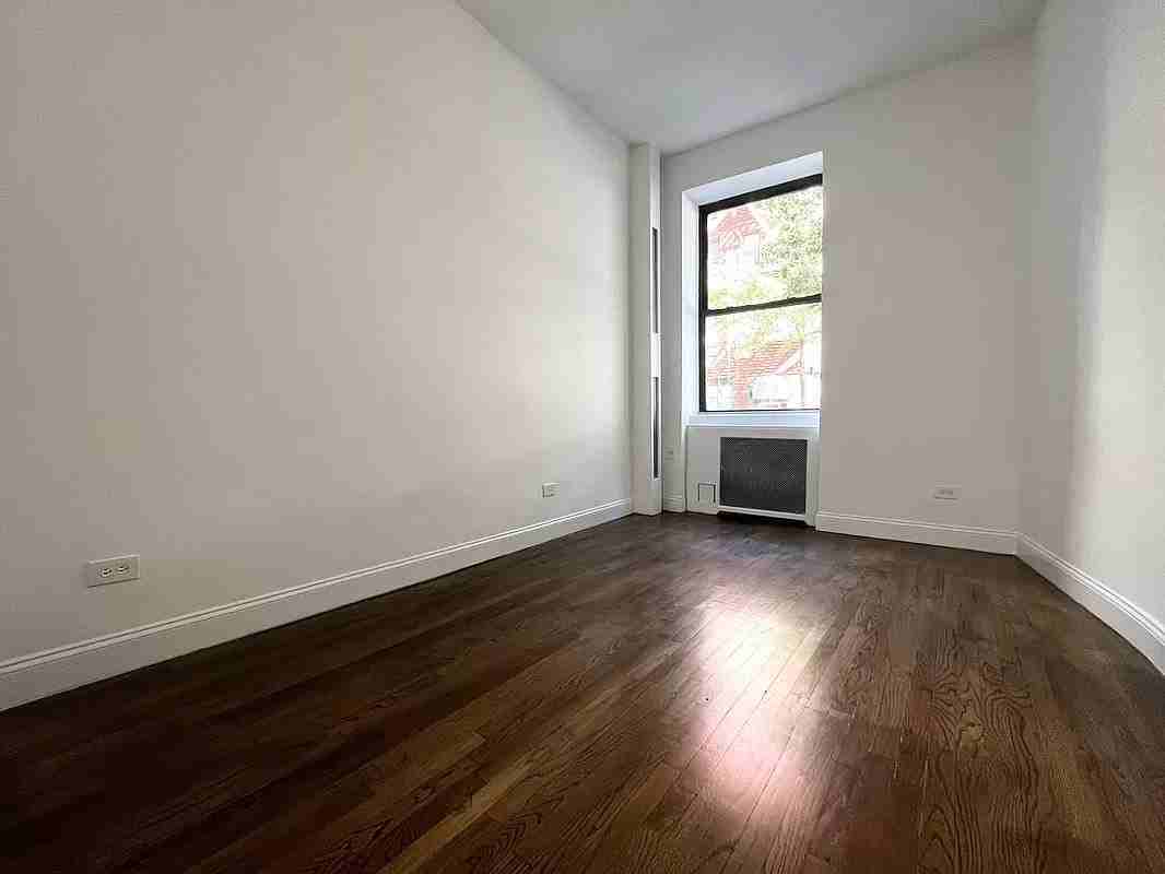 E 89th St #0C - Photo 2 of 4