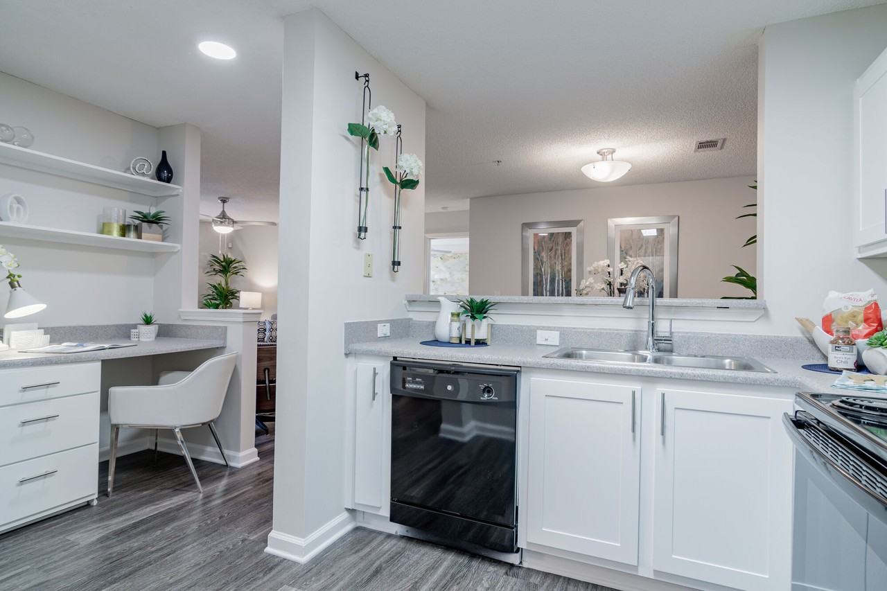 Belle Vista Apartments - Photo 4 of 31