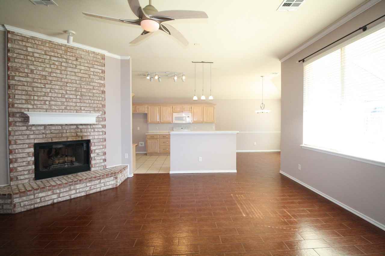 16420 Sequoyah Dr - Photo 2 of 9