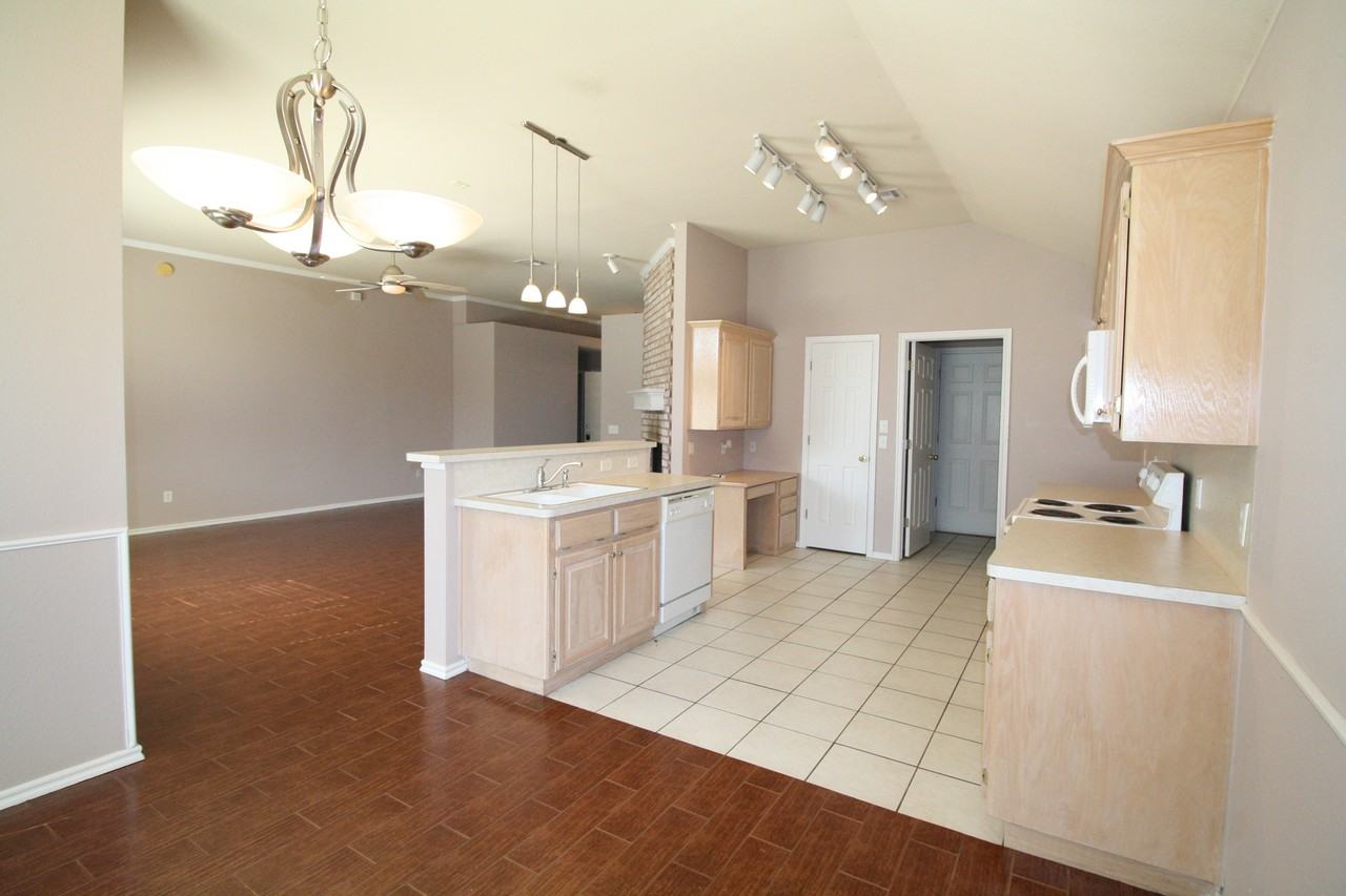 16420 Sequoyah Dr - Photo 3 of 9